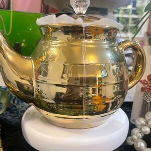 Gold Ceramic Teapot. Glass top pull. Dishwasher safe and food safe. NWT